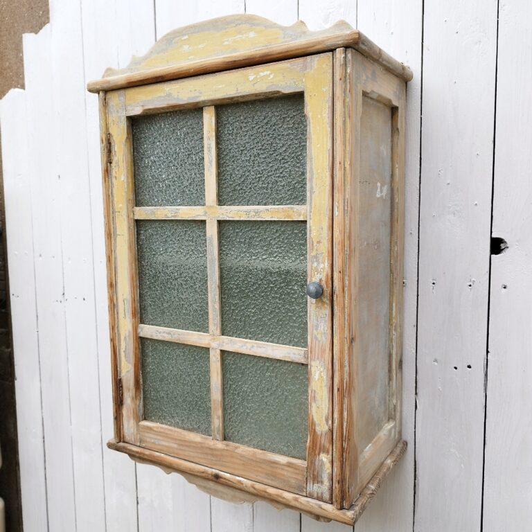 Volet de fenêtre en bois ancien : décoration murale de ferme