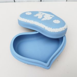 Boite en forme de coeur en biscuit bleu et blanc signé Wedgwood, manufacture anglaise. Avec un décor de personnages à l'antique donnant l'impression d'un camée. Excellent état. Hauteur fermée : 4,5 cm Dimensions boite : 14 x 9 cm