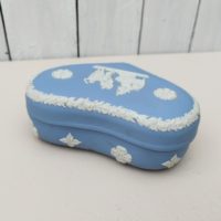 Boite en forme de coeur en biscuit bleu et blanc signé Wedgwood, manufacture anglaise. Avec un décor de personnages à l'antique donnant l'impression d'un camée. Excellent état. Hauteur fermée : 4,5 cm Dimensions boite : 14 x 9 cm