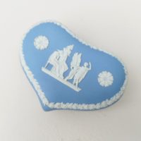 Boite en forme de coeur en biscuit bleu et blanc signé Wedgwood, manufacture anglaise. Avec un décor de personnages à l'antique donnant l'impression d'un camée. Excellent état. Hauteur fermée : 4,5 cm Dimensions boite : 14 x 9 cm