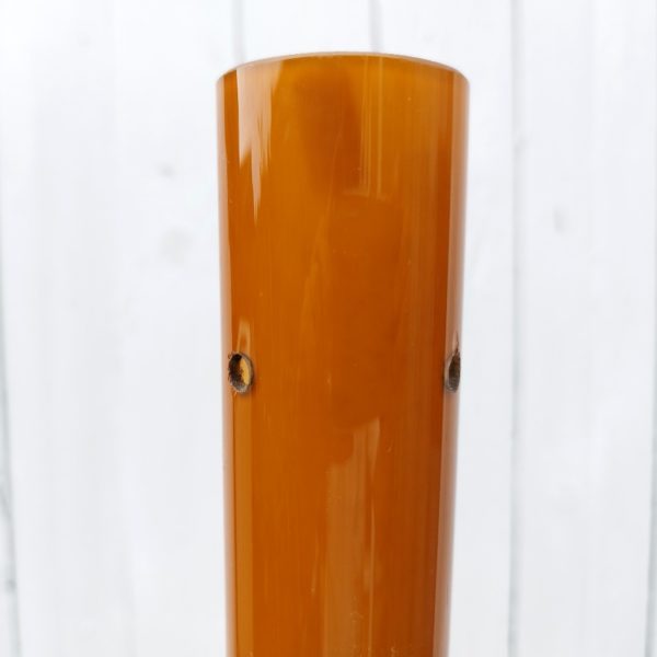 Suspension dit " Goutte" par Vistosi à Murano. En opaline de couleur ocre doublé blanc, datant des années 60. Manque son système électrique et de fixation au plafond. Une bulle de cuisson à éclaté sur le renflement laissant une petite trace. Très bon état. Hauteur : 80 cm