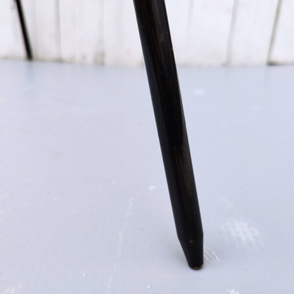 Lampadaire trépied de la marque Kasa , fabriqué au Japon dans les années 60. Composé de trois pieds fuselés en bois peint en noir et d'un abat jour en papier japonais à la forme typique. Petite chaînette à tirer sous la douille pour l'éteindre ou l'allumer.Chaque pied se décompose en deux parties dévissables.Vous pouvez donc aussi bien faire un lampadaire qu'une lampe à poser. Entiérement démontable et pliable (pour l'abat jour). Possède sa boite d'origine ainsi que sa notice de montage. La boite à vécue , déchirure sur le couvercle, distendue mais a le mérite d'être présente. Des petites déchirures et accrocs sur le papier de l'abat jour, rayures et traces d'usage. Bon état général.