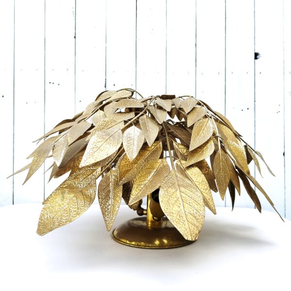 Lampe à poser en laiton doré par Tommaso Barbi, design Italien, formant un buisson feuillu , trois feux de lumière monté sur rotule. Manque de dorures dû à un nettoyage excessif . Chaque branche s'enlève du pied centrale. Dans son jus. Hauteur : ~28 cm Envergure : ~55 cm