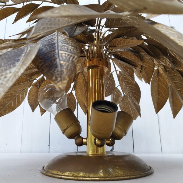 Lampe à poser en laiton doré par Tommaso Barbi, design Italien, formant un buisson feuillu , trois feux de lumière monté sur rotule. Manque de dorures dû à un nettoyage excessif . Chaque branche s'enlève du pied centrale. Dans son jus. Hauteur : ~28 cm Envergure : ~55 cm