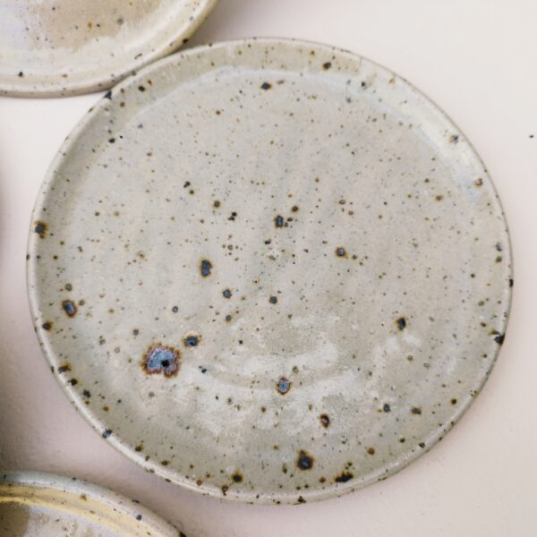 Cinq assiettes en grès émaillé pyrité, signée Gustave Tiffoche à Guérande. Un petit éclat sur le bord d'une assiette. Très bon état Diamètre : 22,5 cm