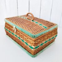 Coffre à poupées/boîte à couture en osier, rotin et scoubidou tressé