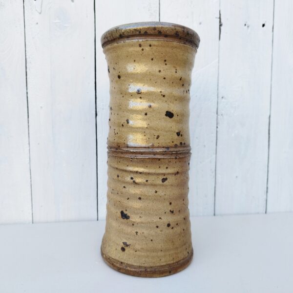 Vase rouleau en grés émaillé pyrité, signée Gustave Tiffoche pour La borne Guérande. Excellent état. Hauteur : 25 cm Diamètre : 10,5 cm