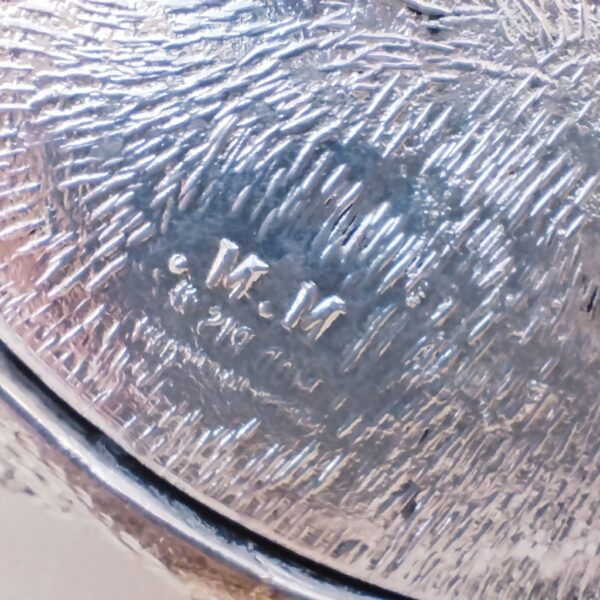 Seau à glaçons  représentant un cygne dessiné par Mauro Manetti en métal argenté, dans les années 70. Made in Italy. Signée sur le dessous. Bec doré. Très bon état général. Hauteur à la tête du cygne : 20,5 cm Hauteur corps du cygne : 13 cm Largeur : 15,5 cm Longueur : ~30 cm