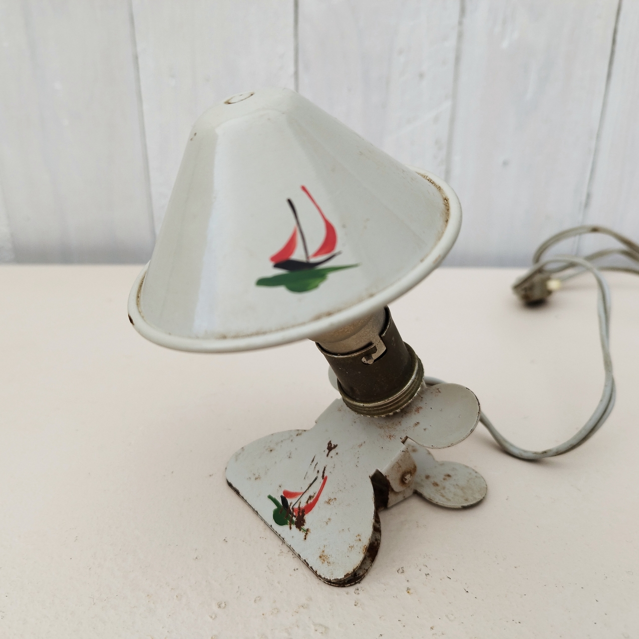 Petite lampe pince, champignon, tôle peinte - Acolytes Antique
