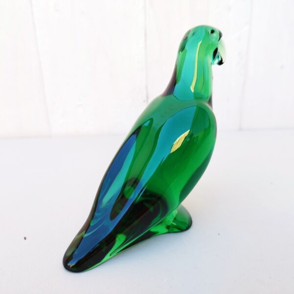 Oiseau perroquet en cristal de Baccarat de couleur vert émeraude. Cachet sous le pied et signature sur le bas de l'aile. Un micro éclat sur le devant du pied à peine visible. Très bon état. Hauteur : 10 cm Longueur : 11 cm