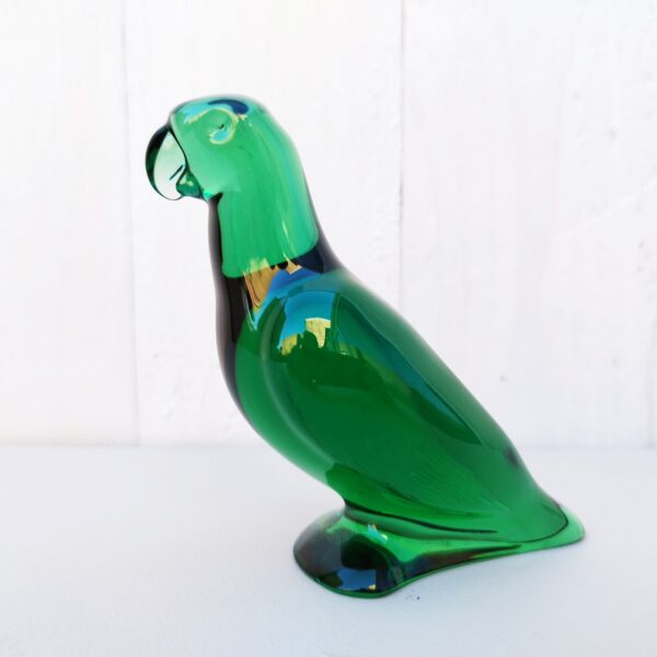 Oiseau perroquet en cristal de Baccarat de couleur vert émeraude. Cachet sous le pied et signature sur le bas de l'aile. Un micro éclat sur le devant du pied à peine visible. Très bon état. Hauteur : 10 cm Longueur : 11 cm