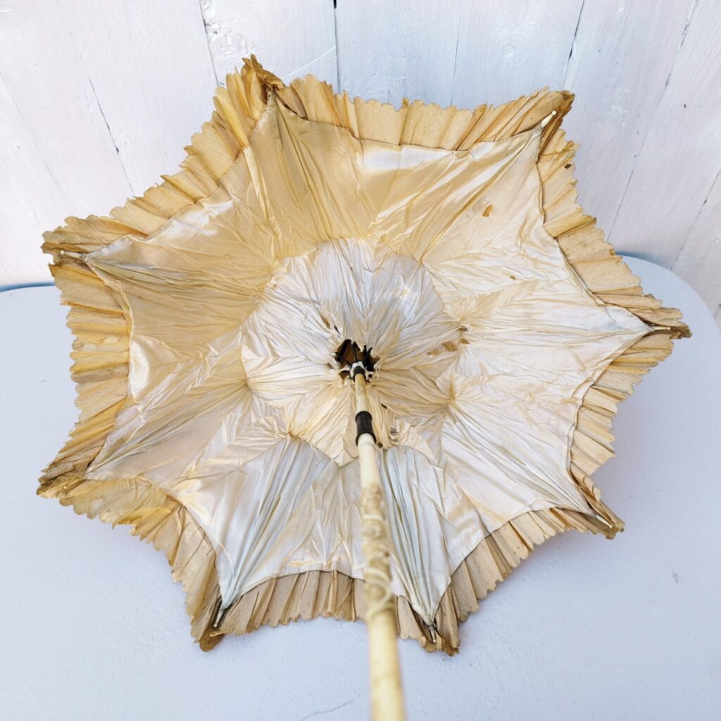 Ancienne broche celluloïd un p'tit coin d'parapluie amoureux bijou