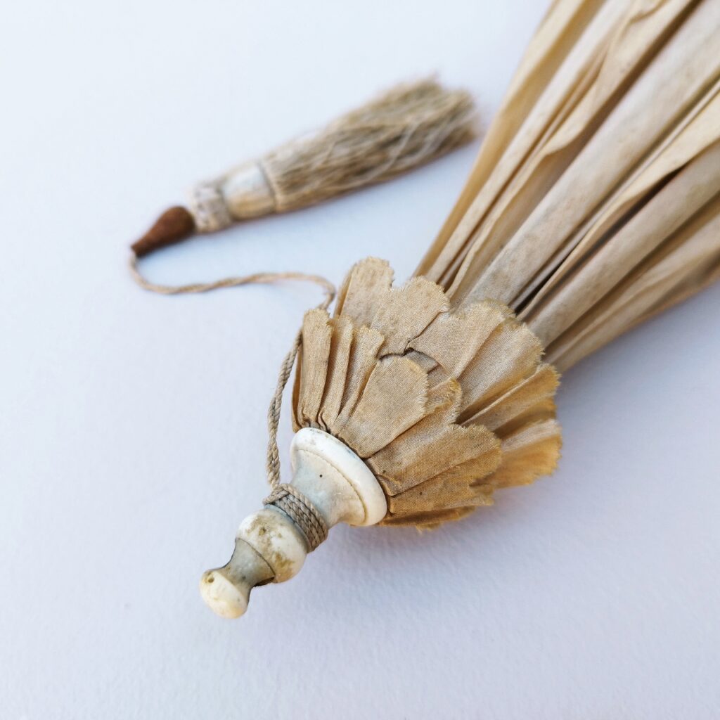 ANCIENNE PETITE OMBRELLE en tissu et bois pour poupée ou déco EUR 14,00