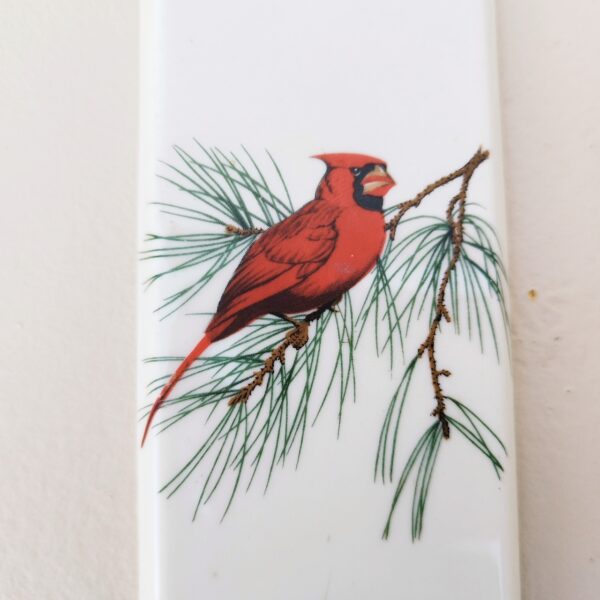 Ancienne plaques de propreté en porcelaine de Paris, décor représentant un oiseau cardinal rouge d'Amérique posé sur une branche de pin. Un petit défaut d'impression sur une plaque. Marqué à l'arrière Porcelaine de Paris. Très bon état. Longueur : 22 cm Largeur : 6 cm