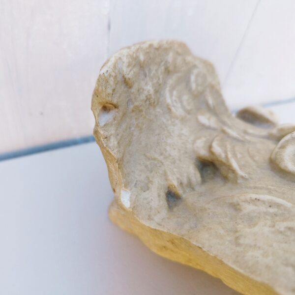 Profil en résine du Dieu Apollon , moulage authentique du musée du Louvre à Paris. Un point d'accroche sur l'arrière et estampillé en creux Moulage musée du Louvre. Un éclat en bas à gauche. Bon état général. Dimensions : 25 x 15 cm