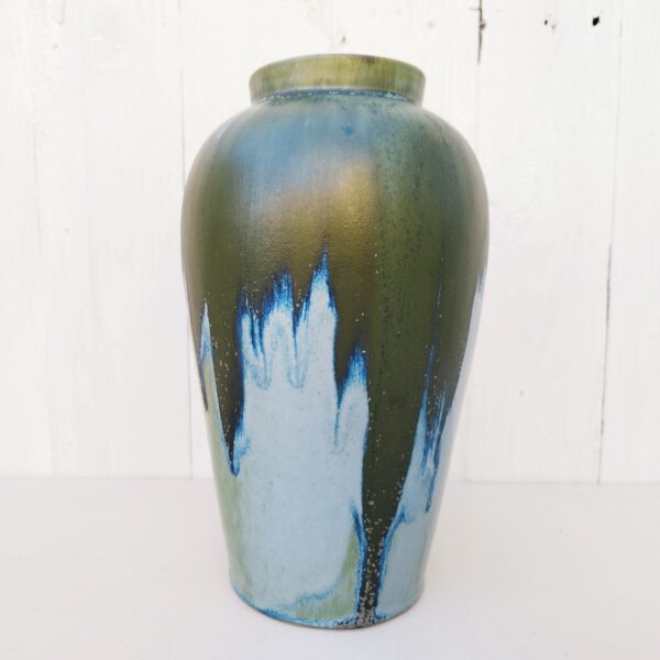 Vase en grès flammé dans les tons verts et bleus. Signé Denbac et numéroté 167 sur le dessous. Excellent état.  Hauteur : 25 cm Diamètre col : 8 cm