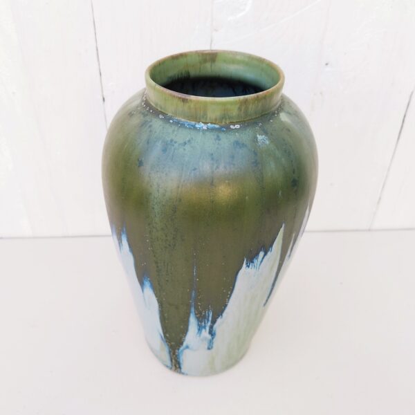 Vase en grès flammé dans les tons verts et bleus. Signé Denbac et numéroté 167 sur le dessous. Excellent état.  Hauteur : 25 cm Diamètre col : 8 cm