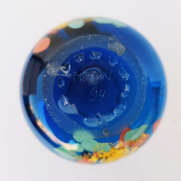 Ancien vase en verre épais de couleur bleu, avec incrustation de couleur sur le bas, par Claude Morin à Dieulefit. Petites rayures d'usage. Excellent état. Hauteur : 13,5 cm