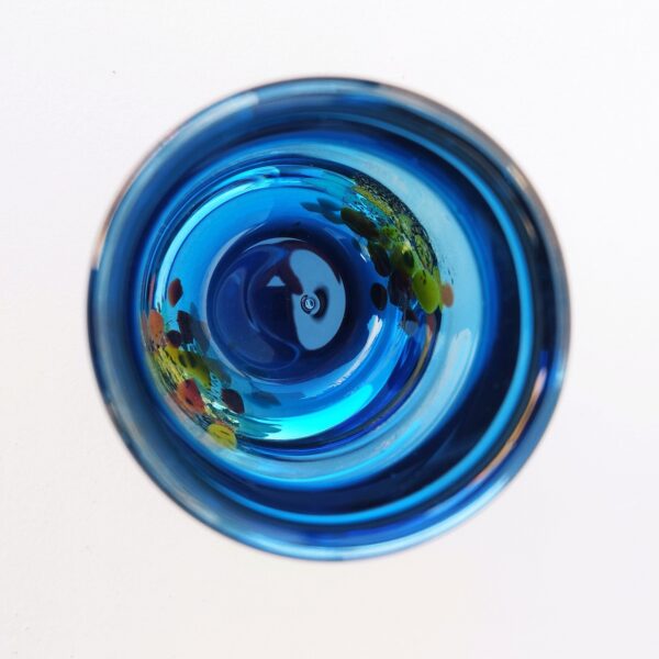 Ancien vase en verre épais de couleur bleu, avec incrustation de couleur sur le bas, par Claude Morin à Dieulefit. Petites rayures d'usage. Excellent état. Hauteur : 13,5 cm