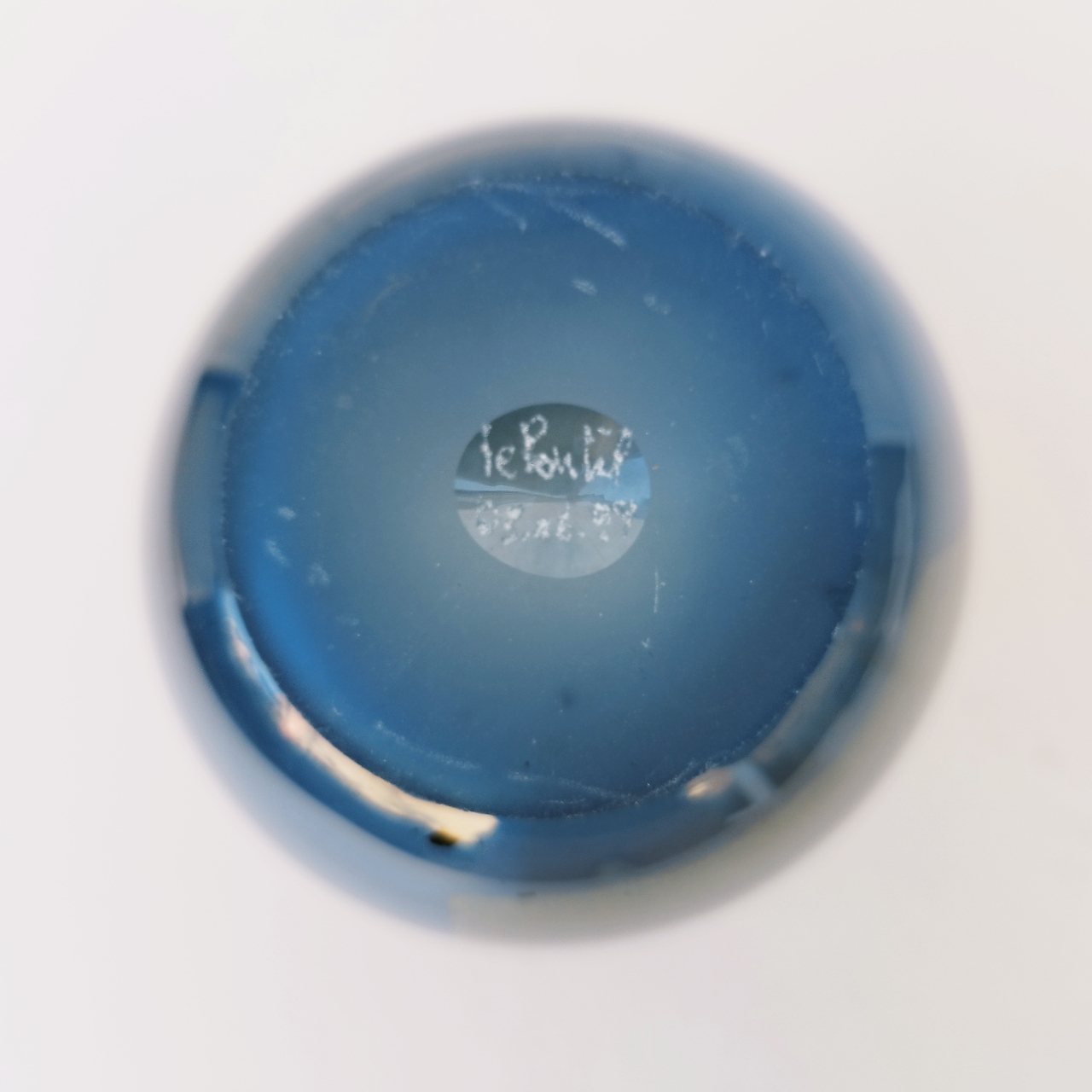 Vase en verre irisé à décor abstrait, signé sur le dessous Le Pontil pour les ateliers Morin à Dieulefit. Excellent état. Hauteur : 15,5 cm