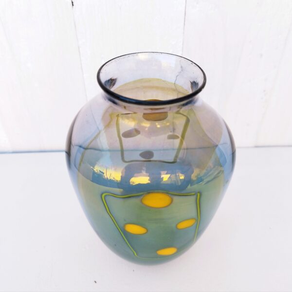 Vase en verre irisé à décor abstrait, signé sur le dessous Le Pontil pour les ateliers Morin à Dieulefit. Excellent état. Hauteur : 15,5 cm