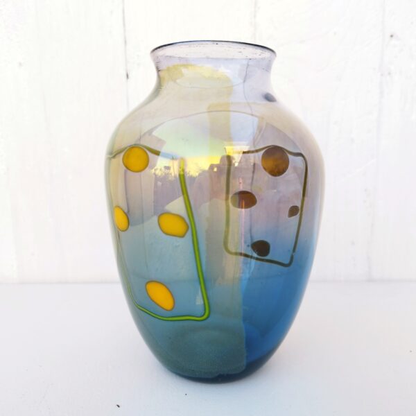 Vase en verre irisé à décor abstrait, signé sur le dessous Le Pontil pour les ateliers Morin à Dieulefit. Excellent état. Hauteur : 15,5 cm