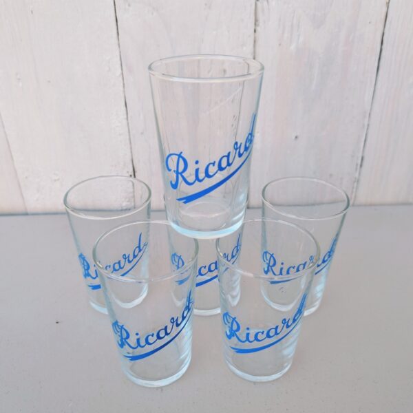Six verres publicitaires à momie de la marque Ricard, datant des années 50-60's. Petites rayures d'usage sans gravité. Excellent état. Hauteur : 8 cm Diamètre : 5 cm