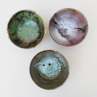 Lot de 5 bols en grès émaillé, par Matthieu Liévois. Trois dans les tons de vert et deux dans les tons de rose Un éclat sur le rebord  de deux bols.  signé à l'arrière. Bon état général. hauteur : 6,5 cm Diamètre : 13,5 cm