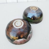 Lot de 5 bols en grès émaillé, par Matthieu Liévois. Trois dans les tons de vert et deux dans les tons de rose Un éclat sur le rebord  de deux bols.  signé à l'arrière. Bon état général. hauteur : 6,5 cm Diamètre : 13,5 cm