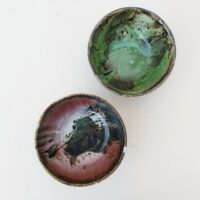 Lot de 5 bols en grès émaillé, par Matthieu Liévois. Trois dans les tons de vert et deux dans les tons de rose Un éclat sur le rebord  de deux bols.  signé à l'arrière. Bon état général. hauteur : 6,5 cm Diamètre : 13,5 cm