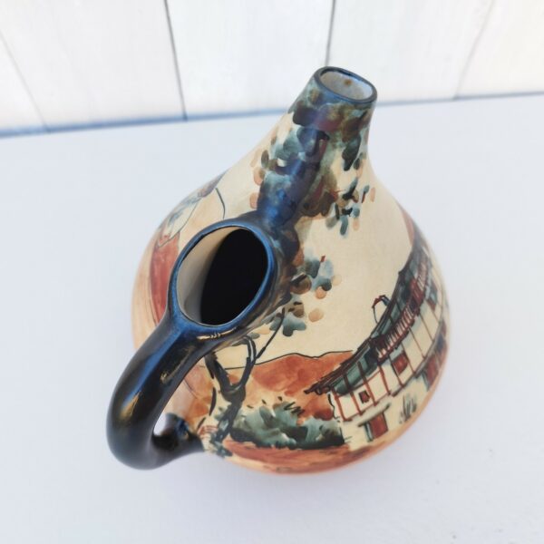 Pichet provenant de la célèbre poterie de Ciboure, à décor d'un joueur de chistera et d' une maison typiquement basque . Signé sur le dessous Fischer Ciboure Très bon état. Hauteur : ~18 cm