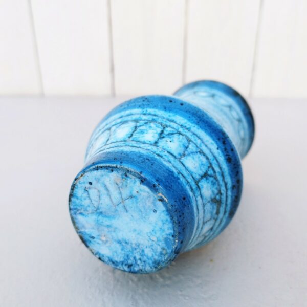 Vase en céramique crée par Danuta Le Hénaff. Dans les tons bleu pâle et rose. Quelques défauts de cuisson sur le dessous sans gravité. Excellent état. Hauteur : 14,5 cm Diamètre : 7 cm