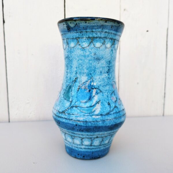 Vase en céramique crée par Danuta Le Hénaff. Dans les tons bleu pâle et rose. Quelques défauts de cuisson sur le dessous sans gravité. Excellent état. Hauteur : 14,5 cm Diamètre : 7 cm