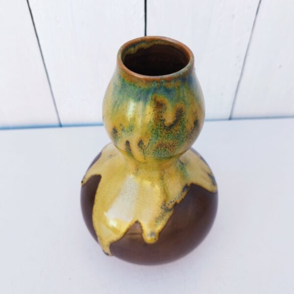 Vase en grès flammé créé par Ligers pour Jean Marie Maure. signé sur le dessous. Très bon état. Hauteur : 17 cm
