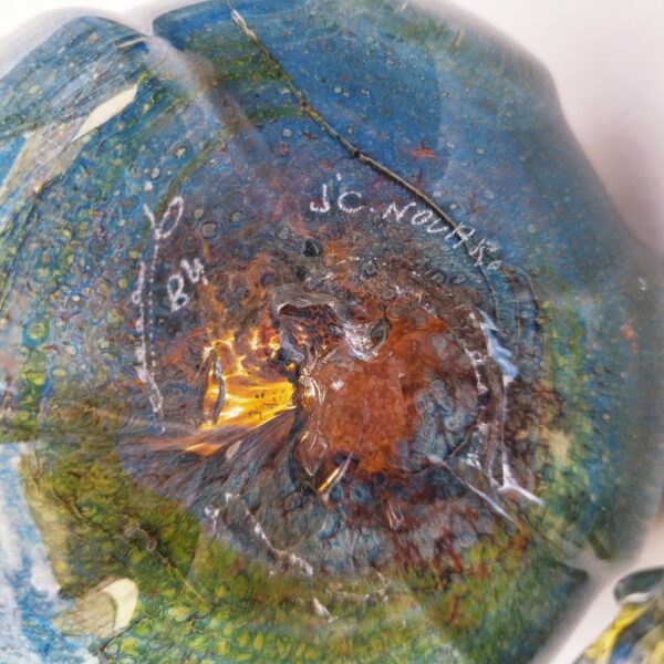 Beau flacon en verre soufflé créé par Jean-claude Novaro pour les verreries de biot. Aspect irisé et feuilles d'or. Signé sur le dessous. Excellent état. Hauteur avec bouchon : ~17 cm
