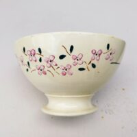 Très grand bol en faïence de Badonviller à décor de fleur et liseré vert. Un petit éclat sur le rebord, et un féle n'affectant pas son étanchéité . Capacité : 1 litre. Bon état général. Hauteur : 11 cm Diamètre : 18 cm