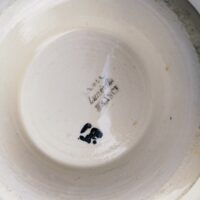 Très grand bol en faïence de Badonviller à décor de fleur et liseré vert. Un petit éclat sur le rebord, et un féle n'affectant pas son étanchéité . Capacité : 1 litre. Bon état général. Hauteur : 11 cm Diamètre : 18 cm