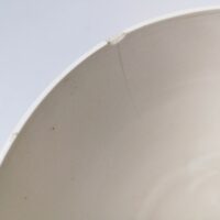 Très grand bol en faïence de Badonviller à décor de fleur et liseré vert. Un petit éclat sur le rebord, et un féle n'affectant pas son étanchéité . Capacité : 1 litre. Bon état général. Hauteur : 11 cm Diamètre : 18 cm