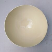 Très grand bol en faïence de Badonviller à décor de fleur et liseré vert. Un petit éclat sur le rebord, et un féle n'affectant pas son étanchéité . Capacité : 1 litre. Bon état général. Hauteur : 11 cm Diamètre : 18 cm