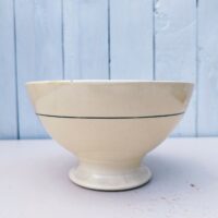 Très grand bol en faïence de Badonviller à décor de fleur et liseré vert. Un petit éclat sur le rebord, et un féle n'affectant pas son étanchéité . Capacité : 1 litre. Bon état général. Hauteur : 11 cm Diamètre : 18 cm