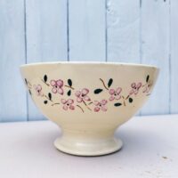 Très grand bol en faïence de Badonviller à décor de fleur et liseré vert. Un petit éclat sur le rebord, et un féle n'affectant pas son étanchéité . Capacité : 1 litre. Bon état général. Hauteur : 11 cm Diamètre : 18 cm