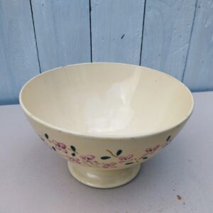 Très grand bol en faïence de Badonviller à décor de fleur et liseré vert. Un petit éclat sur le rebord, et un féle n'affectant pas son étanchéité . Capacité : 1 litre. Bon état général. Hauteur : 11 cm Diamètre : 18 cm