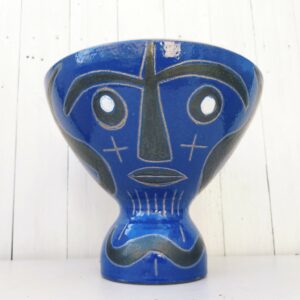 Grand pied de lampe vasque en céramique, décor anthropomorphe d'un visage dans les tons bleus cobalt et noir . Ce pied de lampe permet de créer une ambiance tamisée. L'électrification est à faire. Un petit fèle au col à peine perceptible. Très bon état. Hauteur : 24 cm Diamètre : 30 cm