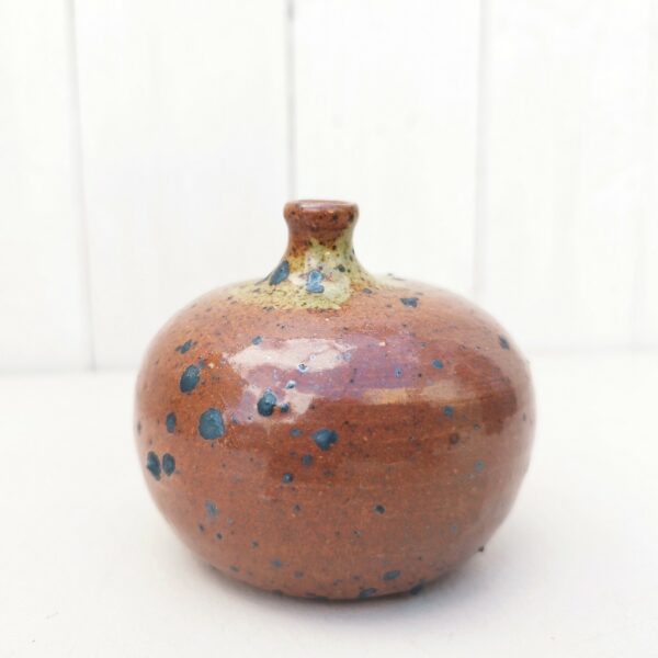 vase soliflore en  grès pyrité. Datant des années 60, col décentré qui lui donne un certain charme. Signature en creux. Excellent état Hauteur : 7 cm