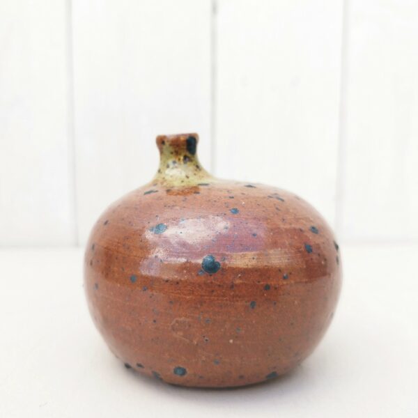 vase soliflore en  grès pyrité. Datant des années 60, col décentré qui lui donne un certain charme. Signature en creux. Excellent état Hauteur : 7 cm