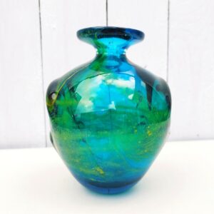 Vase soliflore en verre très épais avec des reflets dorés, signé Molina. Fabriqué en Italie. Excellent état. Hauteur : 15 cm