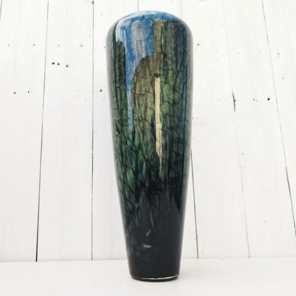 Grand vase conique en verre soufflé épais, effet de marbrure sur le décor. Signé sur le dessous. A identifier. Excellent état. Hauteur : 36,5 cm
