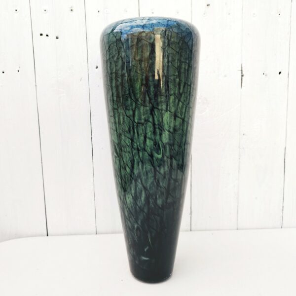 Grand vase conique en verre soufflé épais, effet de marbrure sur le décor. Signé sur le dessous. A identifier. Excellent état. Hauteur : 36,5 cm