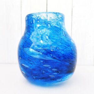 Vase en verre soufflé de la verrerie de Biot. Les bulles dans le verre sont typiques de cette manufacture. De couleur bleue turquoise . le tampon sur le dessous. Très bon état. Hauteur : 17 cm Diamètre col : 9 cm