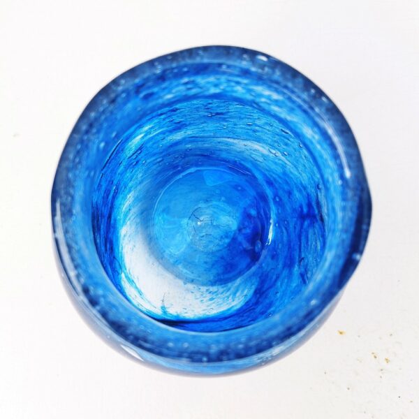 Vase en verre soufflé de la verrerie de Biot. Les bulles dans le verre sont typiques de cette manufacture. De couleur bleue turquoise . le tampon sur le dessous. Très bon état. Hauteur : 17 cm Diamètre col : 9 cm